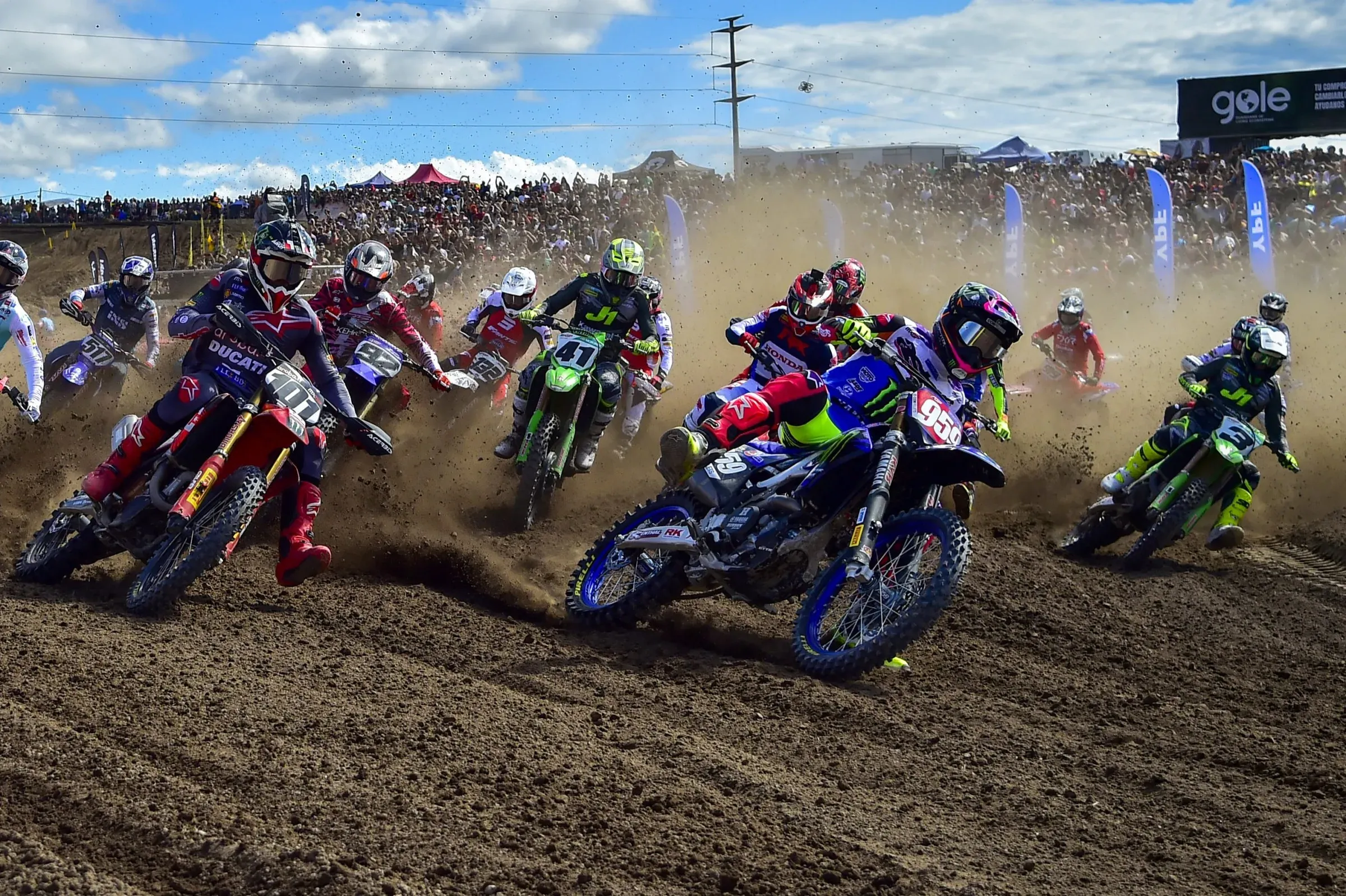 Pilotos del Mundial de Motocross tumbando en una curva de arena en Almonte