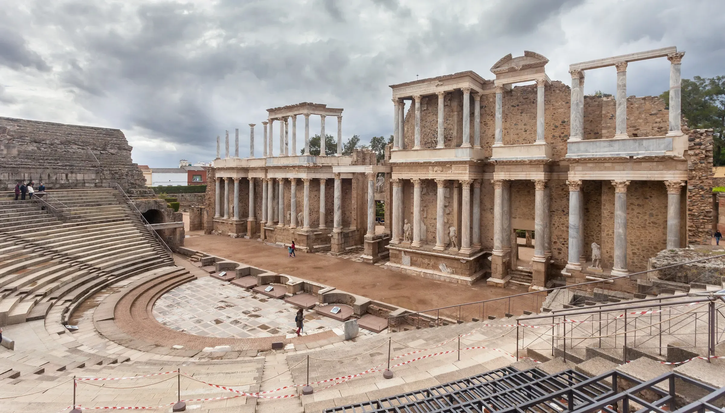 Teatro romano de Mérida con su escena de columnas